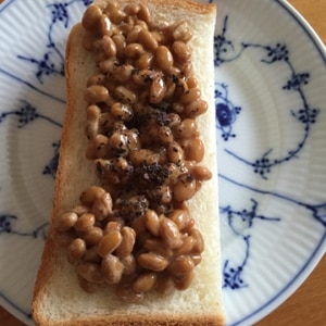 簡単朝食♪ゆかり納豆トースト